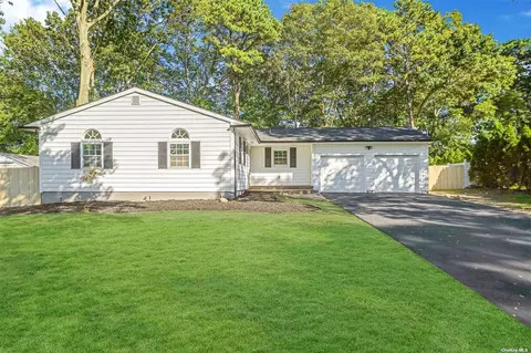 9 Janell Ln, Farmingville, NY 11738