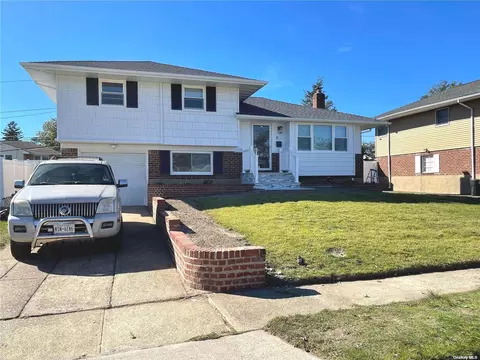 11 Spector Ln E, Plainview, NY 11803