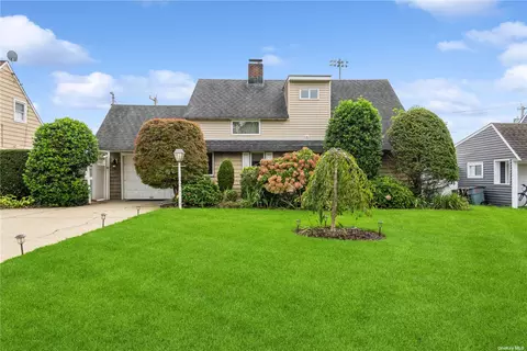 81 Chimney Ln, Levittown, NY 11756