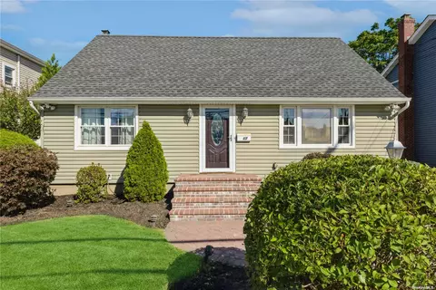 17 Mineola Ave, Hicksville, NY 11801