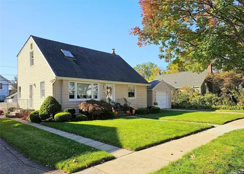 134 Evans St, New Hyde Park, NY 11040