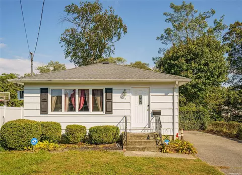 205 W 4th St, Deer Park, NY 11729