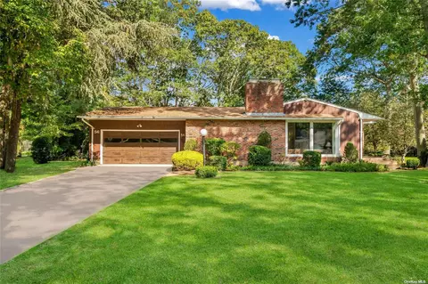 56 Daly Ct, Riverhead, NY 11901
