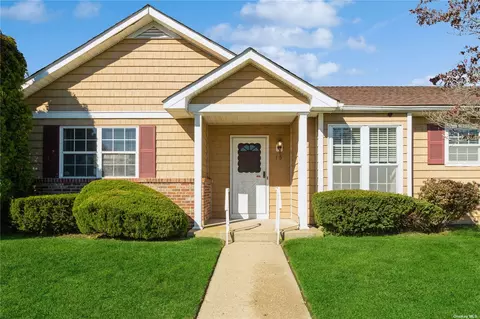 15 Daria Dr #15, Oakdale, NY 11769