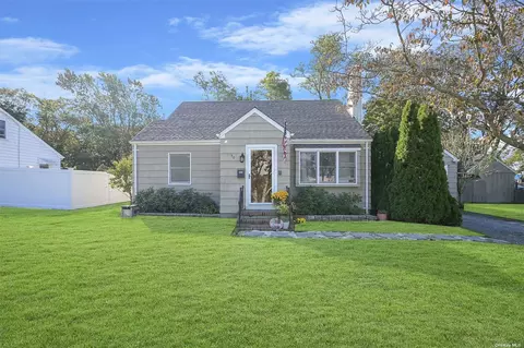 30 Harris St, Patchogue, NY 11772