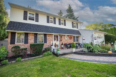 88 Boxwood Dr, Kings Park, NY 11754