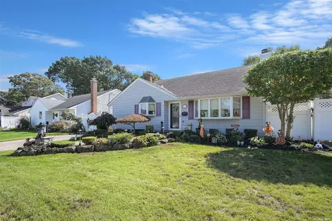 3908 Maplewood Dr, Seaford, NY 11783