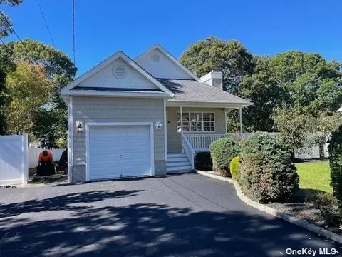 186 Monroe St, Mastic, NY 11950