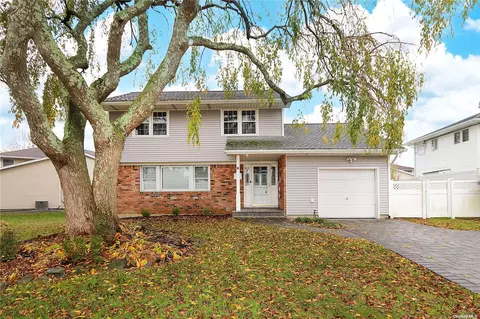 8 Navy Dr, Smithtown, NY 11787