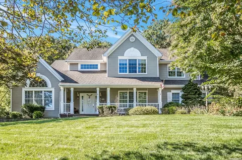 2 Skylark Ct, South Huntington, NY 11746