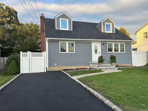 624 N Greene Ave, Lindenhurst, NY 11757
