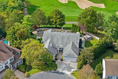 3 Pine Valley Ct #3, Mount Sinai, NY 11766