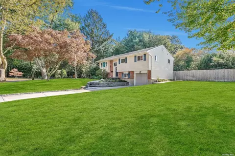 24 Tall Tree Ln, Smithtown, NY 11787