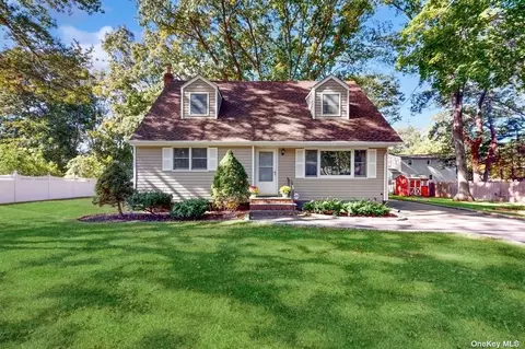 76 Saint James Ave, Miller Place, NY 11764