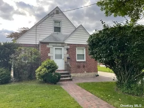 83-24 267th St, Floral Park, NY 11004