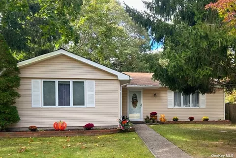 18 Highview Ln, Ridge, NY 11961