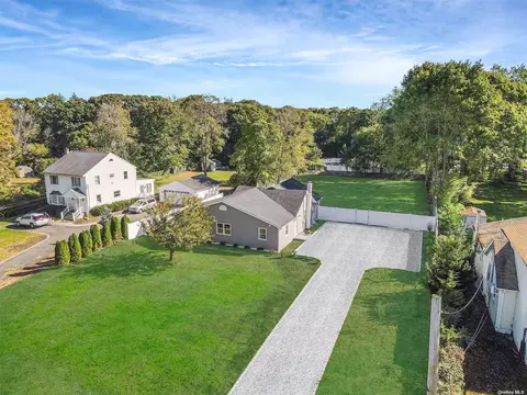 105 N Evergreen Dr, Selden, NY 11784