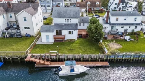 66 W 2nd St, Freeport, NY 11520