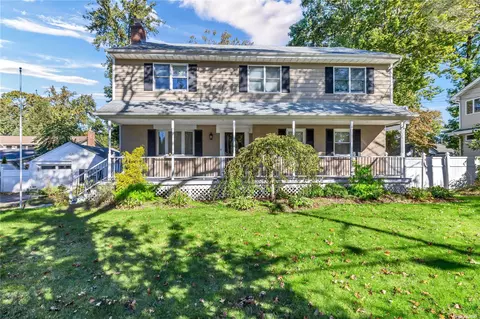 19 Helen Ave, Smithtown, NY 11787