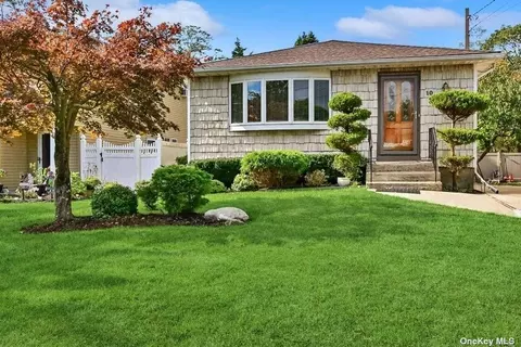 10 Merle Pl, Deer Park, NY 11729