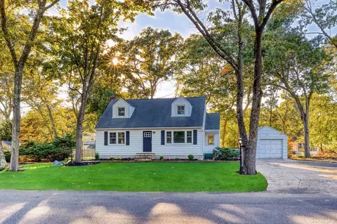 122 Mcgaw Ave, Lake Grove, NY 11755