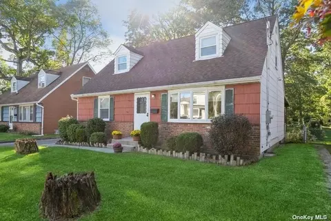 49 Kilburn Ave, Huntington Station, NY 11746