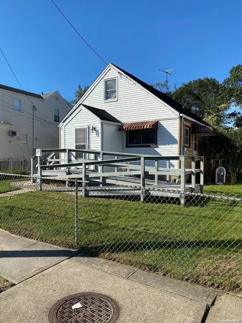 23 Bernard St, Lawrence, NY 11559