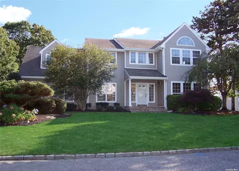 39 N Hancock Ct NW, South Setauket, NY 11720