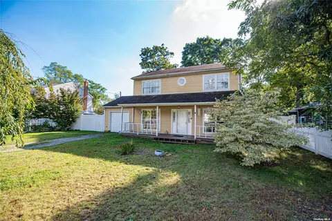 78 Wavecrest Dr, Mastic Beach, NY 11951