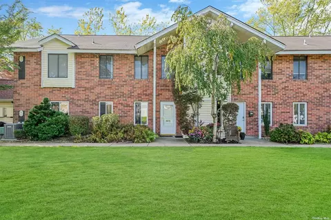 9 Osage Ct #9, Coram, NY 11727
