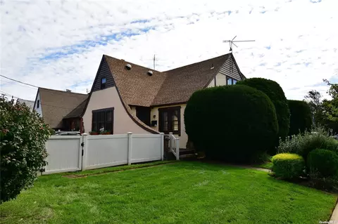 916 Centennial Ave, Baldwin, NY 11510