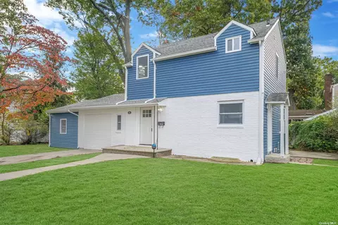 35 W Pennywood Ave, Roosevelt, NY 11575