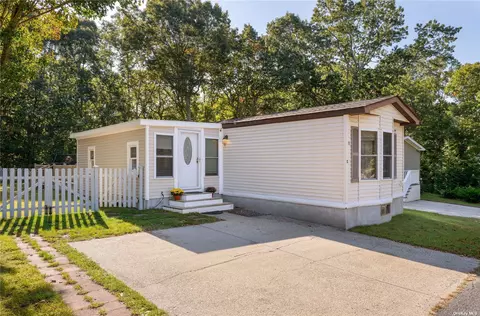 1800 2e Osborn Ave, Riverhead, NY 11901