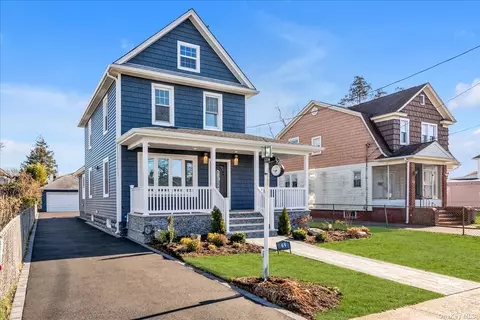 69 Hallock St, Farmingdale, NY 11735