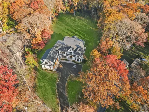 14 Cherry Ln, Syosset, NY 11791