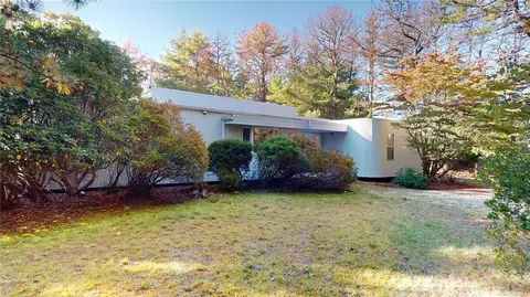 25 Bluejay Way, Quogue, NY 11959