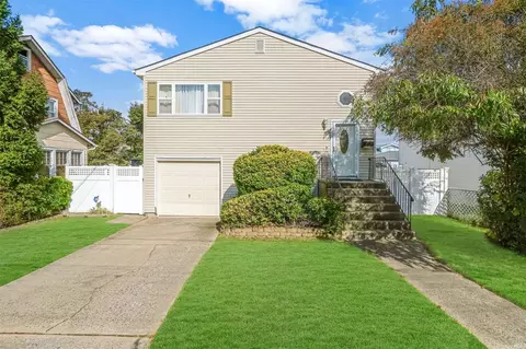 137 Woodside Ave, Freeport, NY 11520