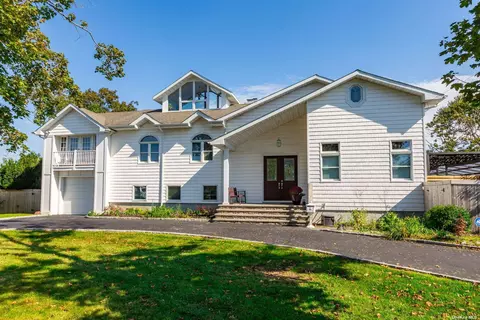81 Elder Rd, Islip, NY 11751