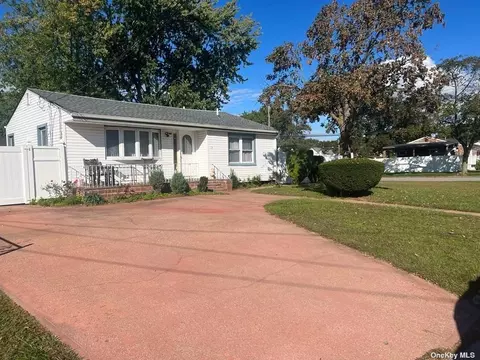 19 E Cedar St, Central Islip, NY 11722