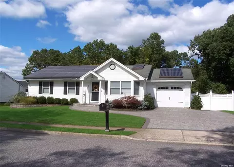 11 Shadow Grove Ln, Holbrook, NY 11741