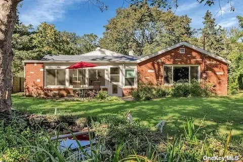 10725 Old Sound Ave, Mattituck, NY 11952