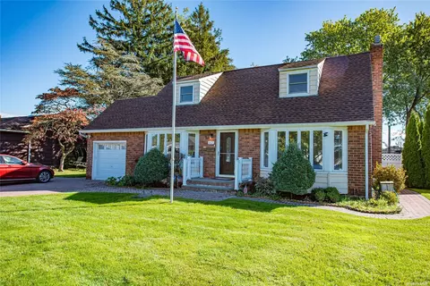 17 Gaymor Ln, Commack, NY 11725