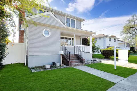 40 Henrietta Ave, Oceanside, NY 11572