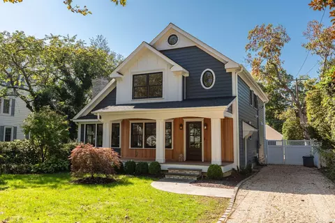 40 West Ln, Bay Shore, NY 11706