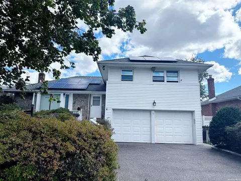 7 Village Rd, Syosset, NY 11791