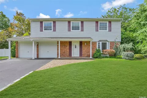 10 E Gate Dr, Mount Sinai, NY 11766