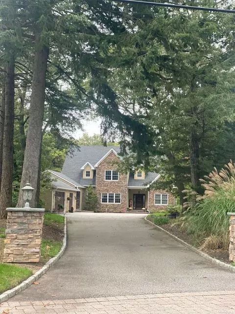 27 Oaklawn Dr, Commack, NY 11725