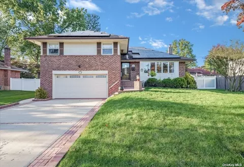 517 Queen St, Westbury, NY 11590