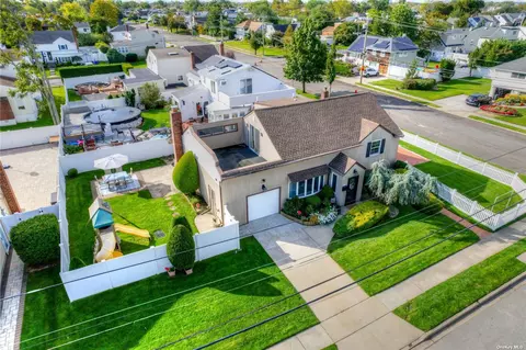 117 W Waukena Ave, Oceanside, NY 11572