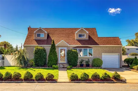 946 N Indiana Ave, Lindenhurst, NY 11757